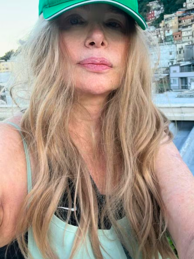 Ícone dos anos 80, Isis de Oliveira aparece sem maquiagem Dominando a Make maquiagem Capa Web Stories