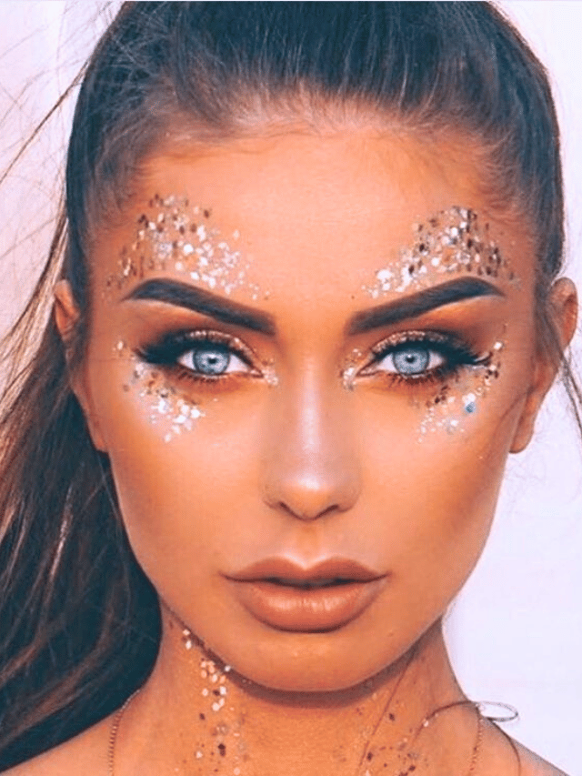 4 inspirações de maquiagem para festivais de música dominando a make maquiagem batom blush geane sousa capa Web Stories