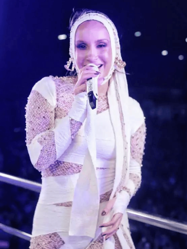Claudia Leitte retoca maquiagem enquanto puxa o bloco Largadinho dominando a make maquiagem batom blush geane sousa capa Web Stories