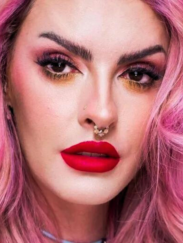 Karen Bachini agita as redes sociais ao testar maquiagem de Boca Rosa dominando a make maquiagem batom blush geane sousa capa Web Stories