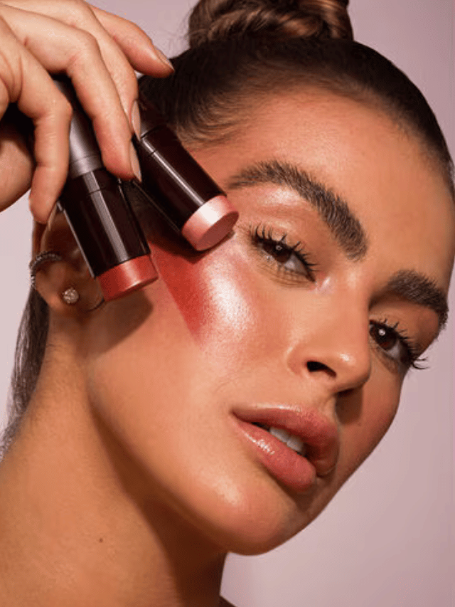 Prática e versátil confira 3 opções ‘queridinhas’ de maquiagem em bastão dominando a make maquiagem batom blush geane sousa capa Web Stories