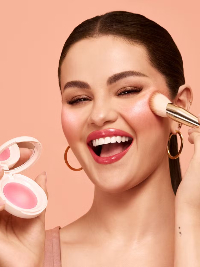 Rare Beauty lança o blush em pó Soft Pinch Luminous Powder Blush dominando a make maquiagem batom blush geane sousa capa Web Stories