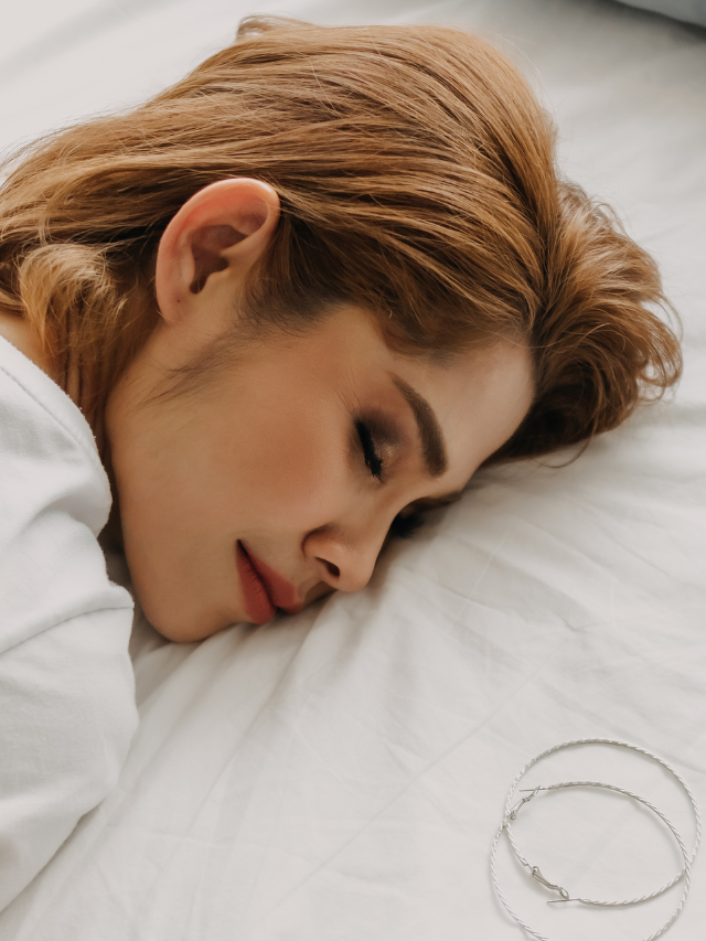 Saiba o que acontece ao dormir de maquiagem e como removê-la dominando a make maquiagem batom blush geane sousa capa Web Stories