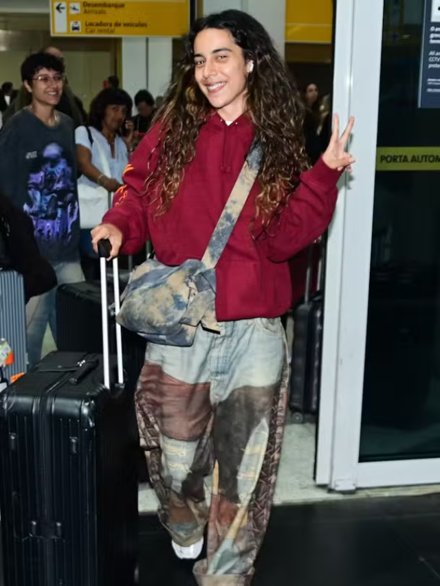 Sem maquiagem, Marina Sena desembarca no Brasil após turnê na Europa dominando a make maquiagem batom blush geane sousa capa Web Stories