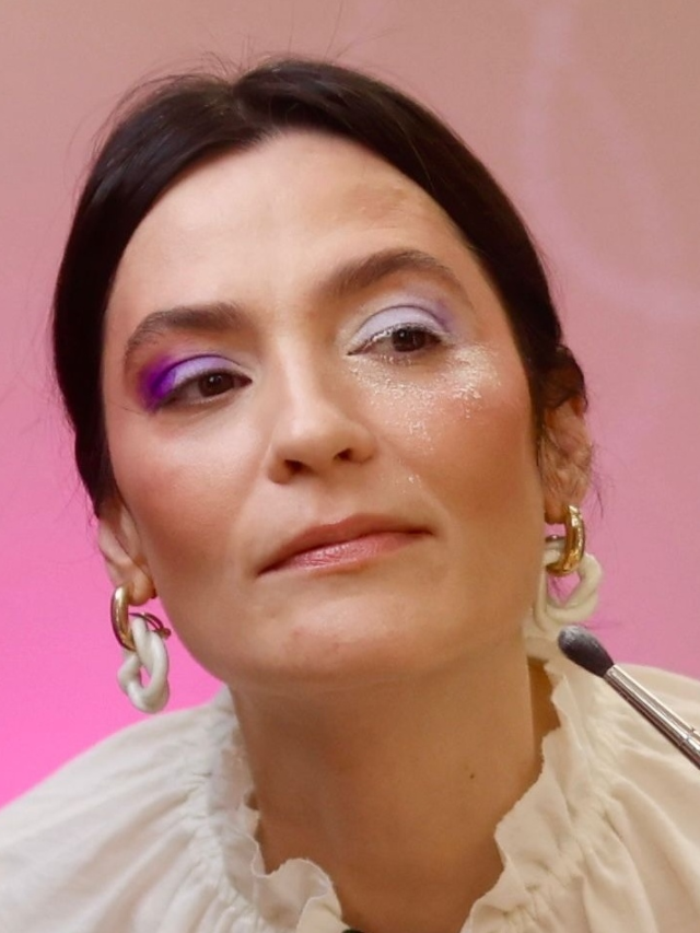 Conheça o baking, técnica de maquiagem para quem tem pele oleosa dominando a make maquiagem batom blush geane sousa capa Web Stories