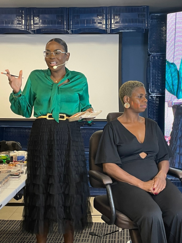 Especialista em maquiagem para peles negras ensina técnicas para não errar na produção dominando a make maquiagem batom blush geane sousa capa Web Stories