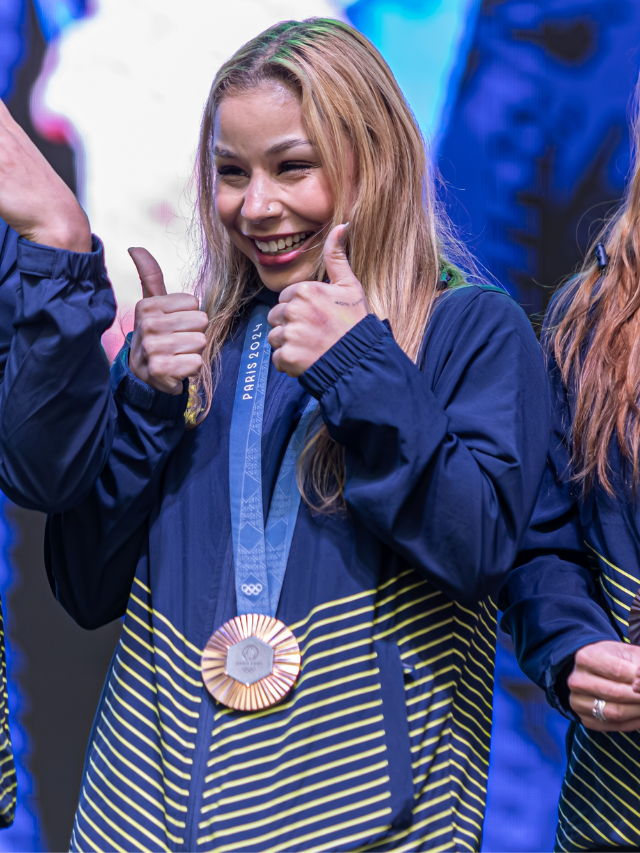 Flávia seguiu conselho de Jade sem maquiagem, mas com medalha dominando a make maquiagem batom blush geane sousa capa Web Stories
