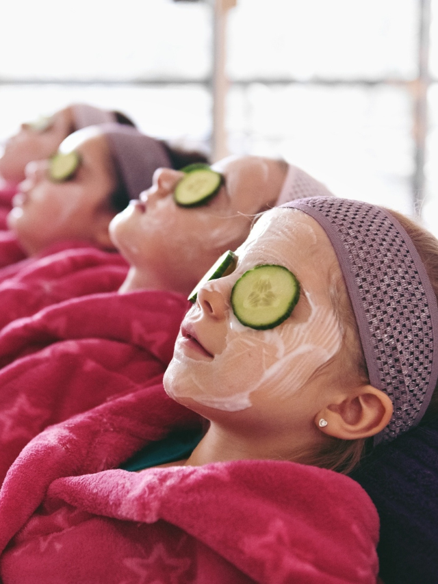 Crianças e adolescentes podem fazer skincare Veja riscos e cuidados dominando a make maquiagem batom blush geane sousa capa Web Stories