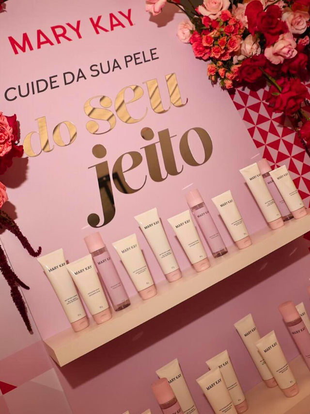 Mary Kay celebra 61 anos com anúncio de nova linha de skincare dominando a make maquiagem batom blush geane sousa capa Web Stories