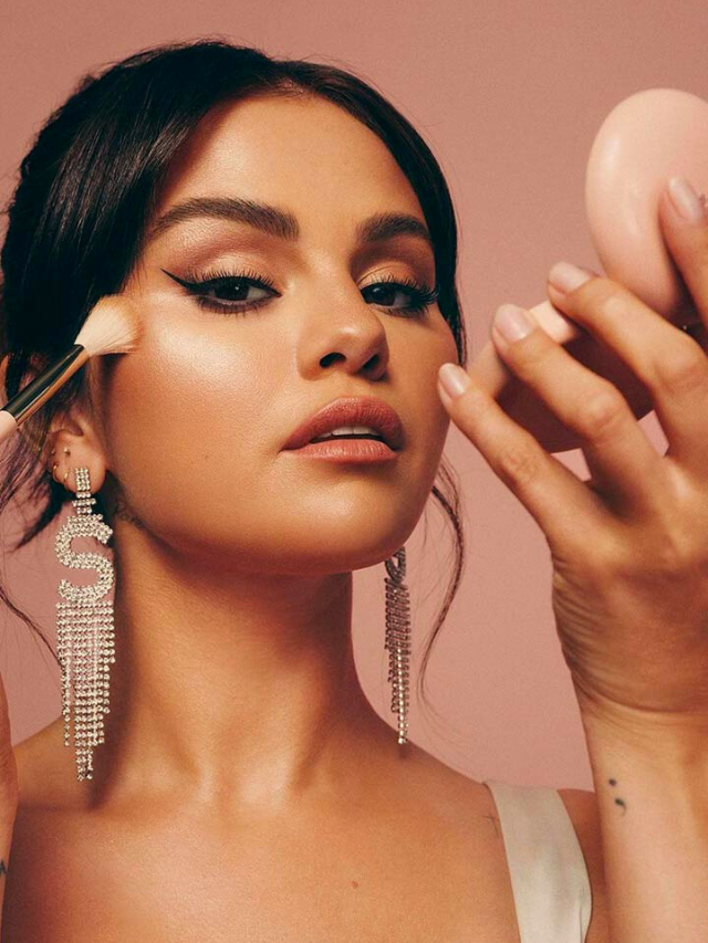 Selena Gomez se torna bilionária com marca de maquiagem dominando a make maquiagem batom blush geane sousa capa Web Stories