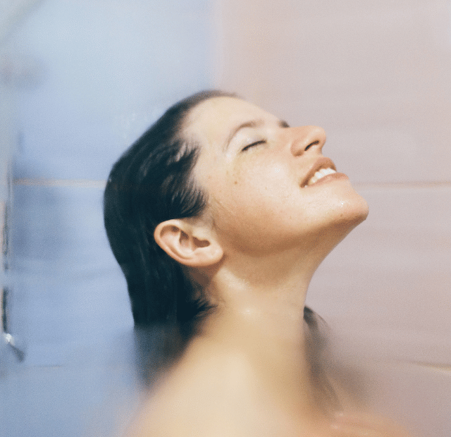 Como o banho quente está matando seu cabelo dominando a make maquiagem batom blush geane sousa capa Web Stories