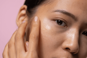 Quais são os benefícios de usar hidratante facial para pele oleosa?