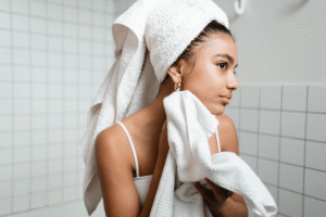 Quais são os passos em uma rotina de skincare minimalista?