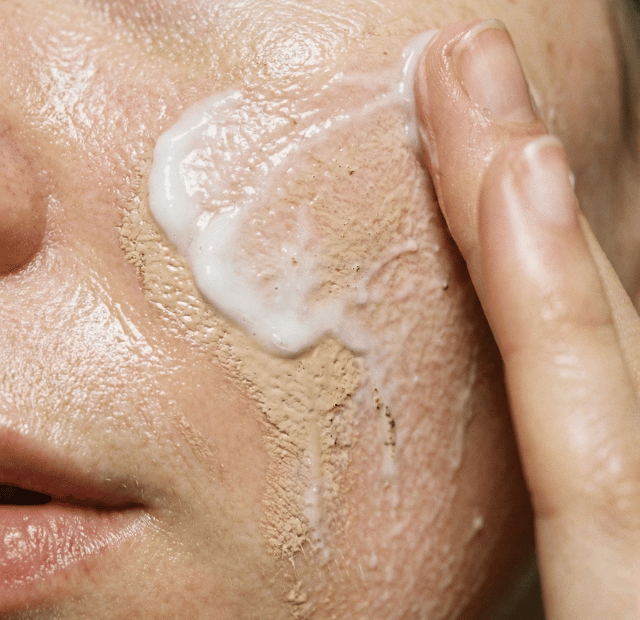 Como evitar que a base entupa os poros e cause novas espinhas dominando a make maquiagem batom blush geane sousa capa Web Stories