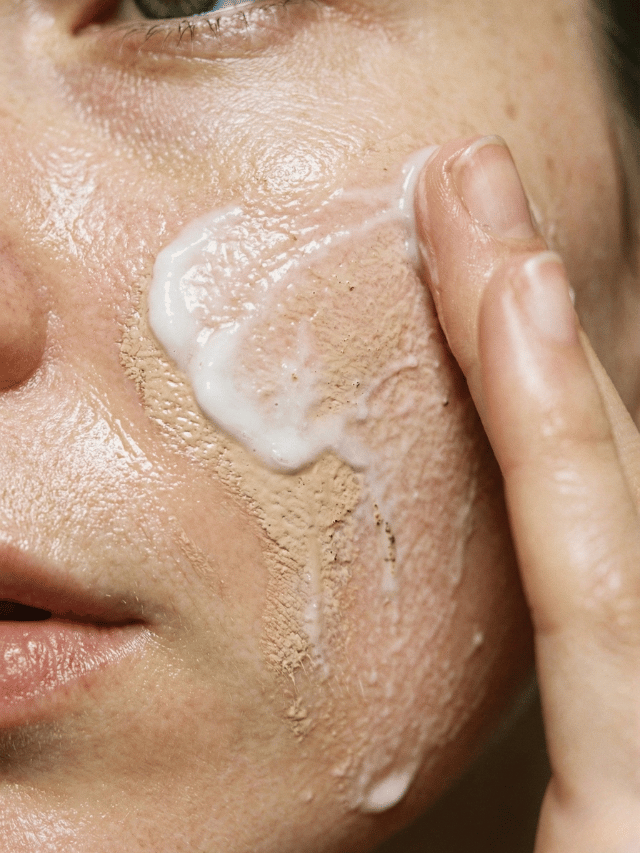 Como evitar que a base entupa os poros e cause novas espinhas?