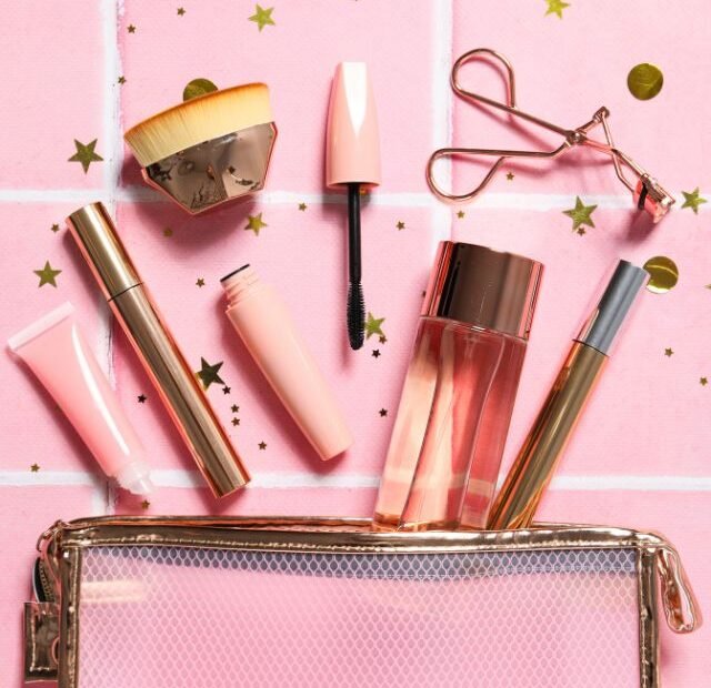 Como nunca mais ser pega de surpresa com o kit beleza dominando a make maquiagem batom blush geane sousa capa Web Stories