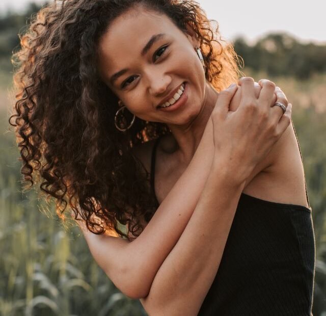 Como ser o destaque da foto com truques de fotogenia dominando a make maquiagem batom blush geane sousa capa Web Stories