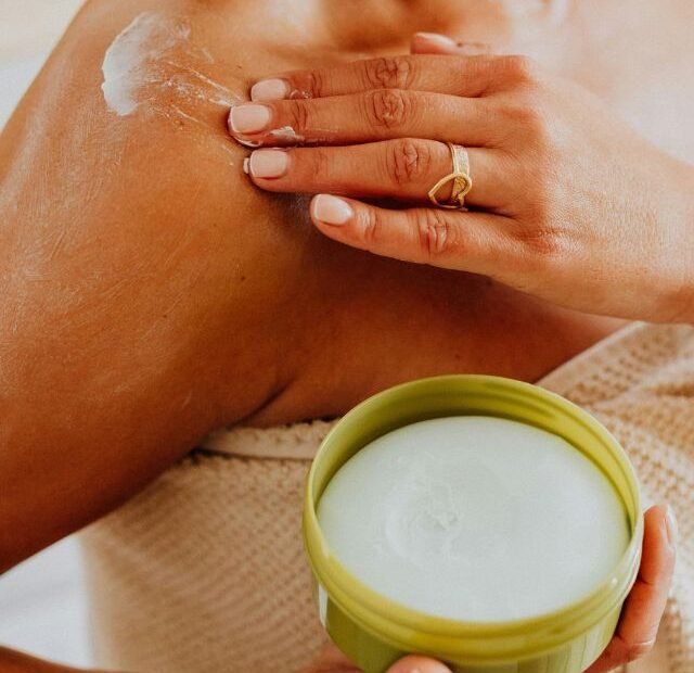 Como tratar a pele que piorou com os anos e o sol dominando a make maquiagem batom blush geane sousa capa Web Stories