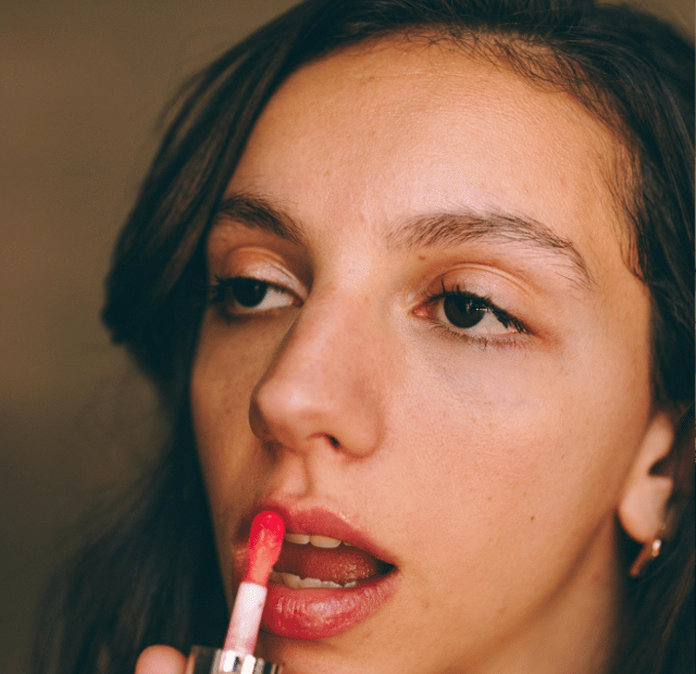 Por que sua maquiagem não fica natural, dominando a make maquiagem batom blush geane sousa capa Web Stories