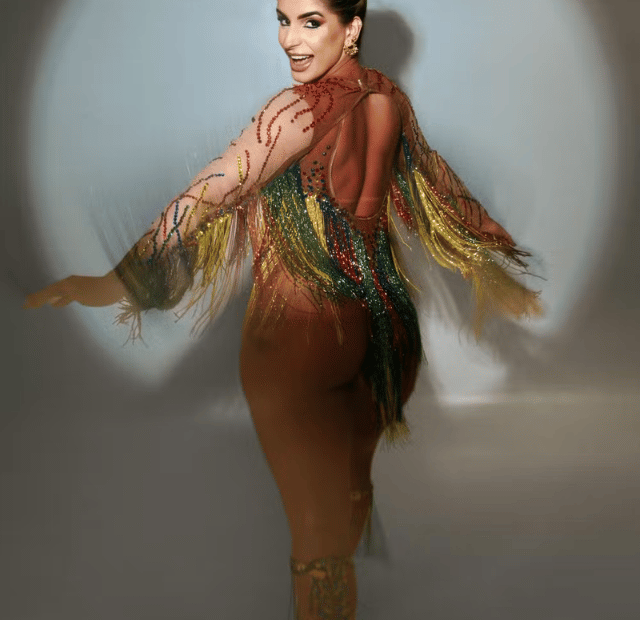 Carnaval 2026, Carolane Silva revela o segredo do seu bumbun perfeito, dominando a make maquiagem batom blush geane sousa capa Web Stories