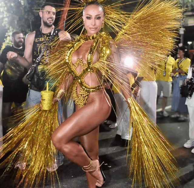 Sabrina Sato esbanja carisma desfilando pela Vila Isabel, dominando a make maquiagem batom blush geane sousa capa Web Stories