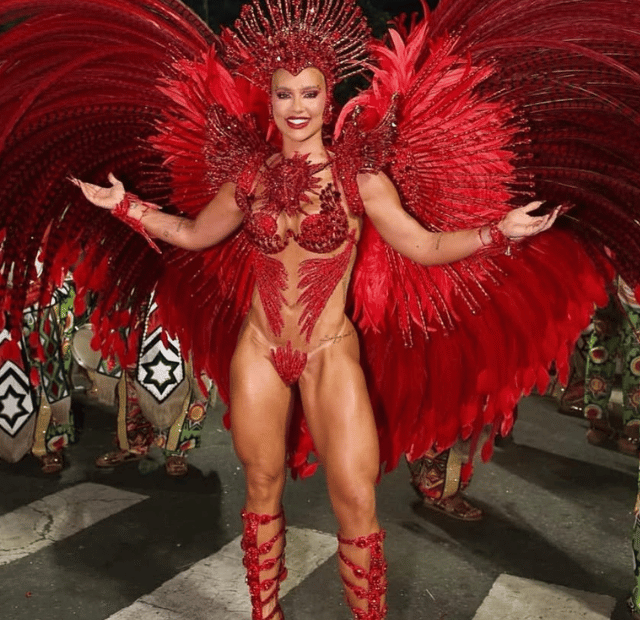 Virginia fala de emoção, mas não menciona problemas no desfile, dominando a make maquiagem batom blush geane sousa capa Web Stories