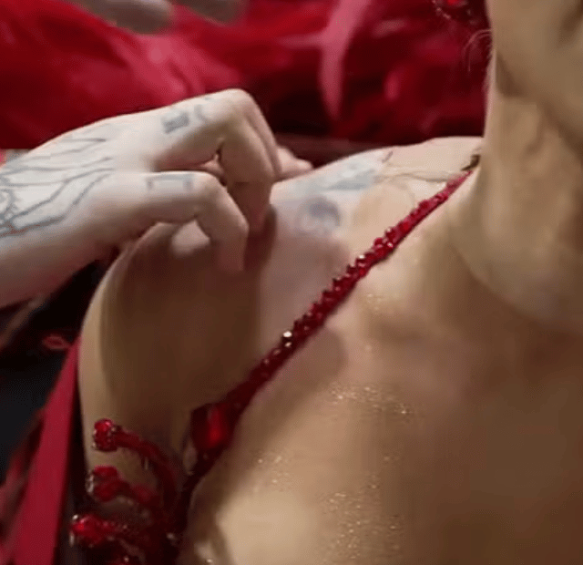 Virginia reclama de dor nos ombros e na cabeça, dominando a make maquiagem batom blush geane sousa capa Web Stories