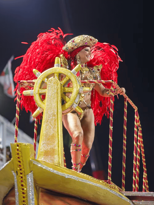 Viviane Araujo desfila na Sapucaí em cima de plataforma